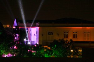 maison, lumière et la pluie